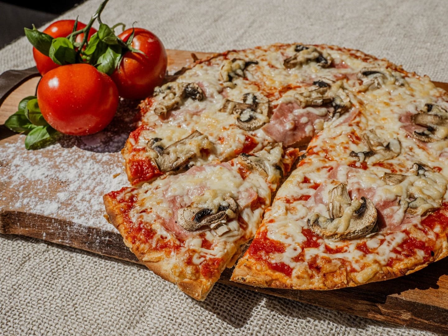 Pizza Prosciutto Funghi Pizza Prosciutto Funghi