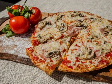 Pizza Prosciutto Funghi Pizza Prosciutto Funghi